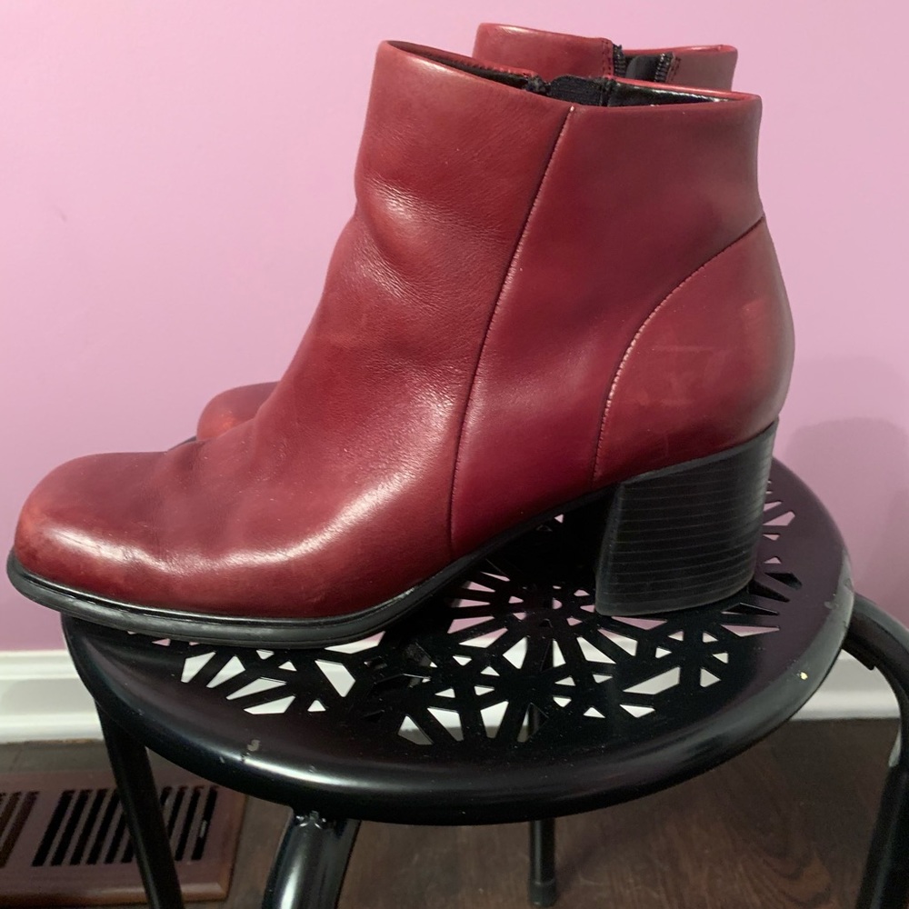 Beautiful red White Mountain vintage boots!! Size is 9
